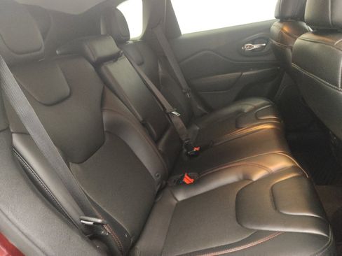 Used 2019 Jeep Cherokee Trailhawk AWD/4WD image 19