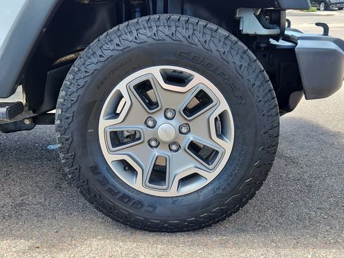Used 2015 Jeep Wrangler Unlimited Sport w/ Connectivity Group AWD/4WD image 18