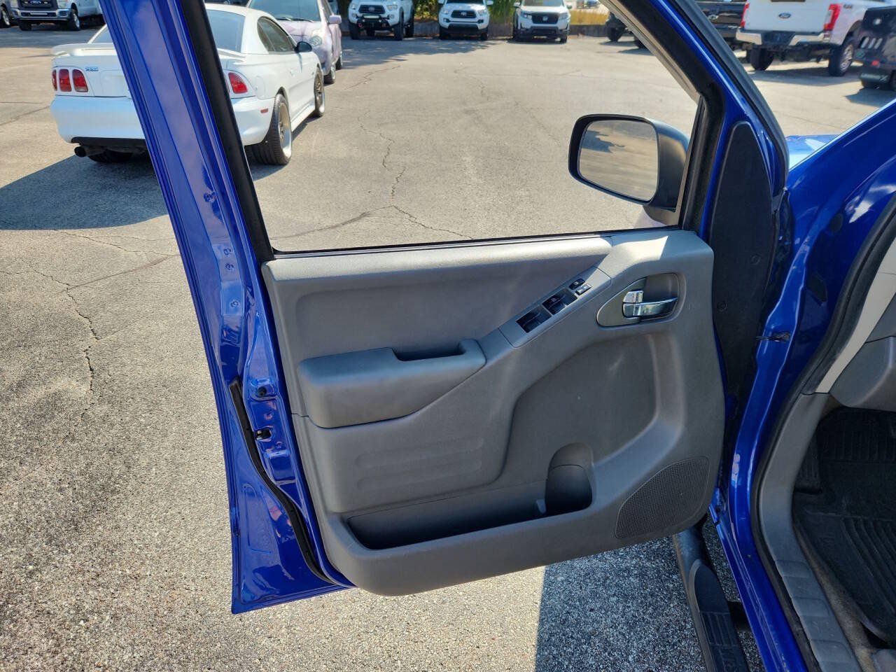 Used 2015 Nissan Frontier SV w/ SV Value Truck Package RWD image 9