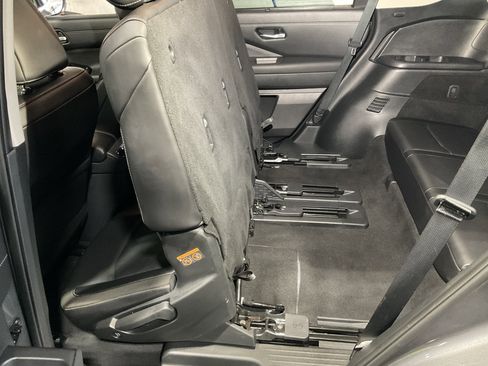 Used 2025 Nissan Pathfinder SL image 40