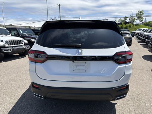 Used 2025 Honda Pilot Black Edition image 10