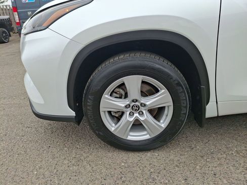Used 2022 Toyota Highlander LE AWD/4WD image 27