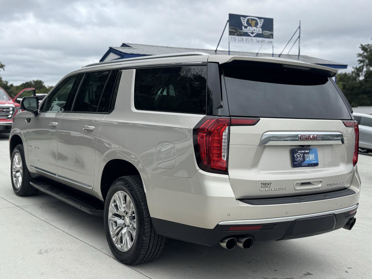 Used 2021 GMC Yukon XL Denali w/ Advanced Technology Package AWD/4WD image 5