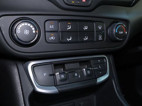 Used 2024 GMC Terrain SLE image 32