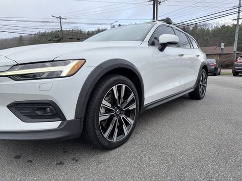 Used 2022 Volvo V60 T5 Cross Country w/ Advanced Package image 10