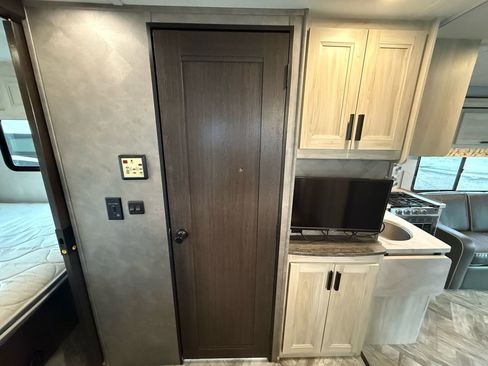 Used 2022 Ford E-450 and Econoline 450 Super Duty w/ Motorhome Prep Package image 33