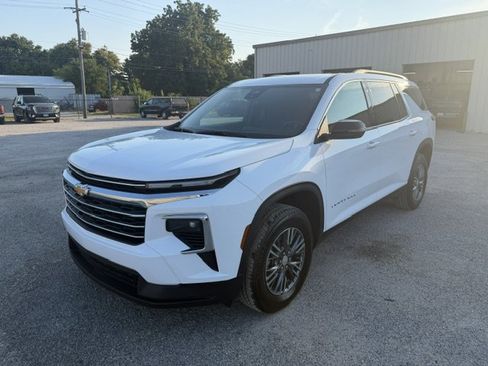 Used 2026 Chevrolet Traverse LT FWD image 1