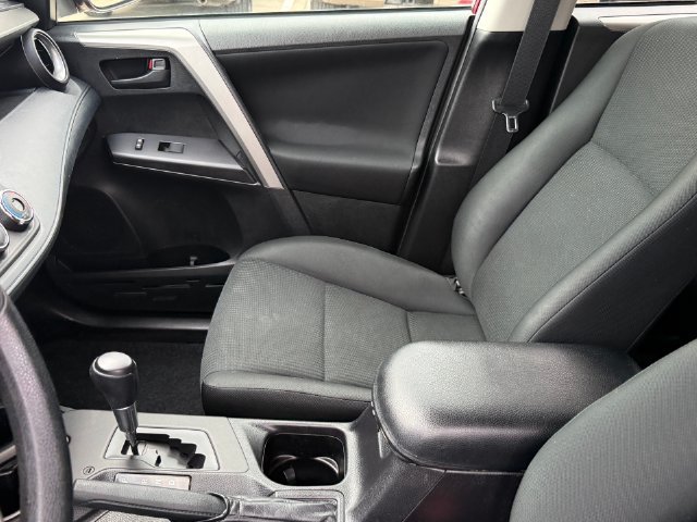 Used 2018 Toyota RAV4 LE FWD image 11