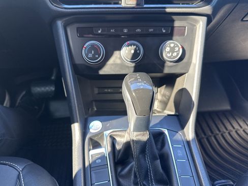 Used 2022 Volkswagen Taos SE image 18