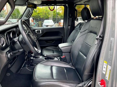 Used 2019 Jeep Wrangler Unlimited Sahara image 28