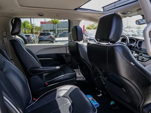 Used 2023 Chrysler Pacifica Limited FWD image 23