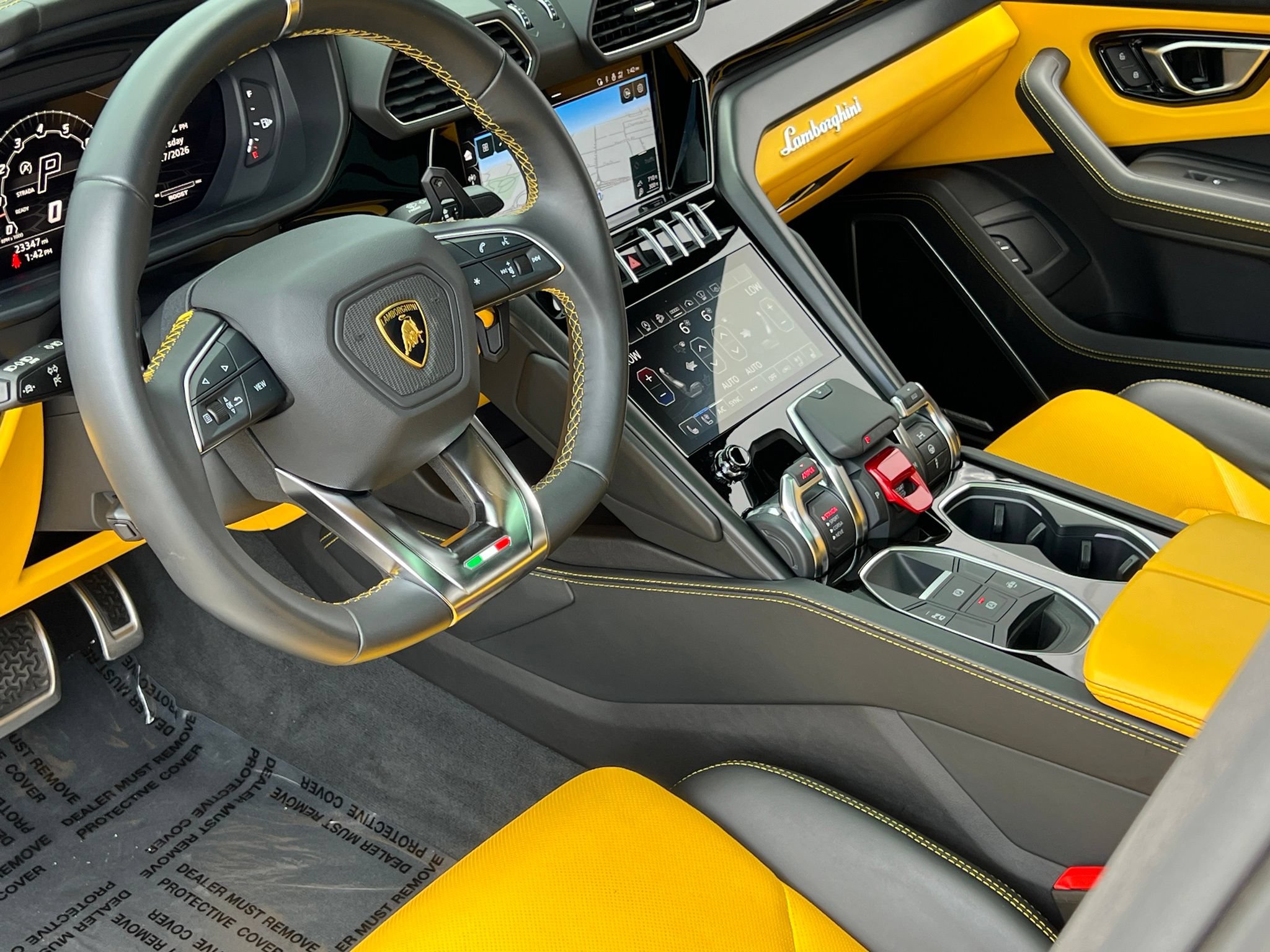 Used 2022 Lamborghini Urus AWD/4WD image 3