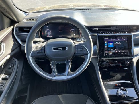 Used 2023 Jeep Grand Cherokee Altitude image 13