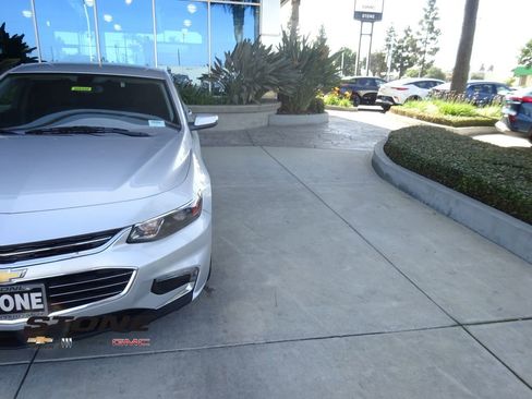 Used 2018 Chevrolet Malibu LT FWD image 32