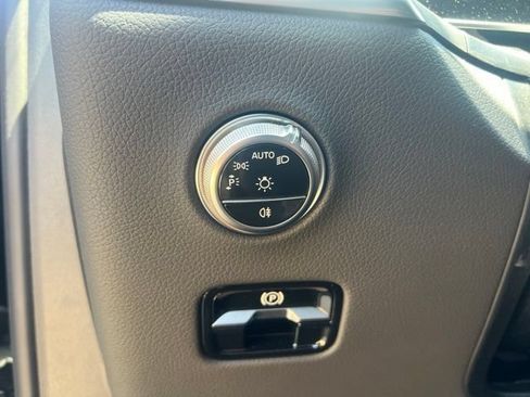Used 2025 Mercedes-Benz GLC 300 4MATIC image 12