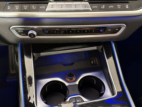 Used 2022 BMW X7 xDrive40i w/ M Sport Package AWD/4WD image 18