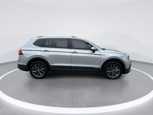 Used 2022 Volkswagen Tiguan SE w/ Panoramic Sunroof Package image 9