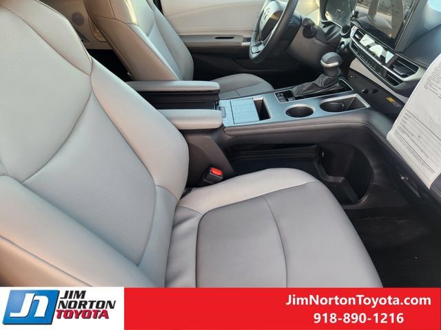 Used 2026 Toyota Sienna XLE FWD image 14