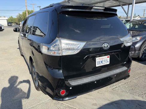 Used 2019 Toyota Sienna SE w/ Carpet Mat Package FWD image 3