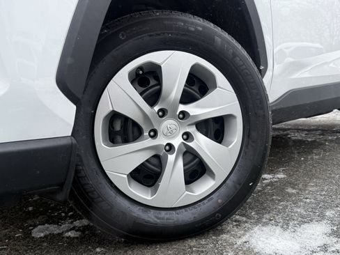 Used 2022 Toyota RAV4 LE image 4