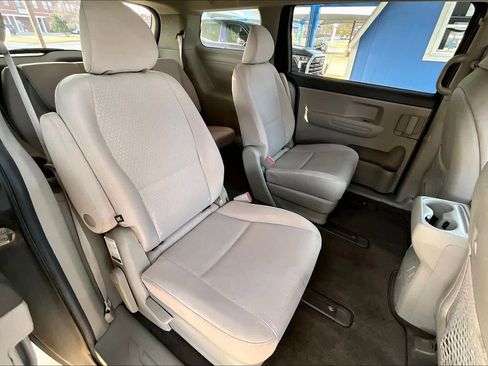 Used 2017 Kia Sedona LX image 19