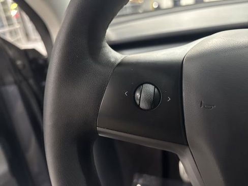 Used 2023 Tesla Model Y Performance image 15