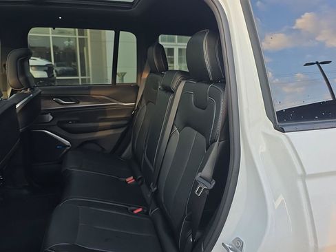 Used 2023 Jeep Grand Cherokee Overland w/ Luxury Tech Group IV AWD/4WD image 16