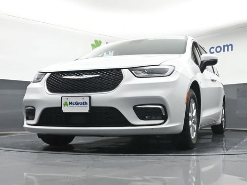 Used 2023 Chrysler Pacifica Touring-L FWD image 7