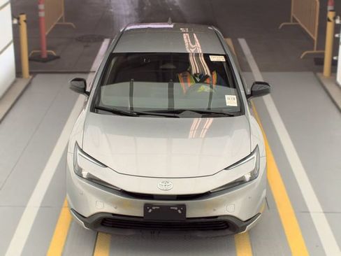 Used 2025 Toyota Prius LE FWD image 2