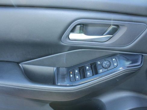 Used 2024 Nissan Rogue SV image 10