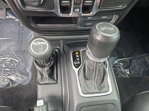 Used 2020 Jeep Wrangler Unlimited Sahara AWD/4WD image 26