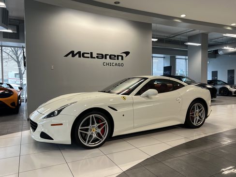 Used 2017 Ferrari California T RWD image 1