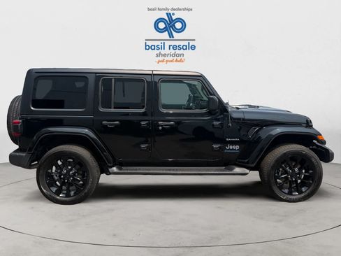 Used 2023 Jeep Wrangler Unlimited Sahara w/ Dual Top Group AWD/4WD image 7