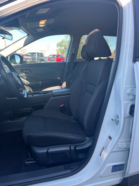 Used 2023 Nissan Rogue S AWD/4WD image 27