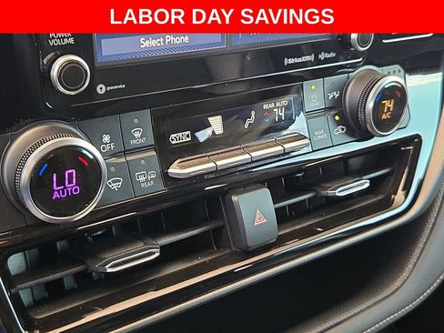 Used 2022 Toyota Highlander XLE FWD image 18