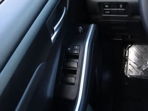 Used 2025 Toyota Highlander XLE image 38