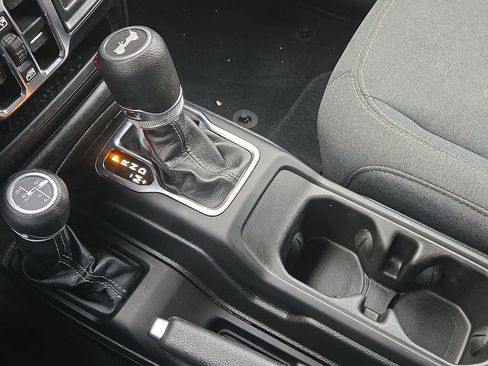 Used 2024 Jeep Wrangler Unlimited Sahara w/ Technology Group AWD/4WD image 38