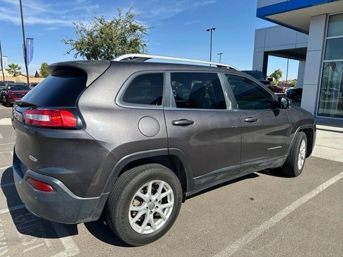 Used 2018 Jeep Cherokee Latitude Plus w/ Comfort/Convenience Group FWD image 5