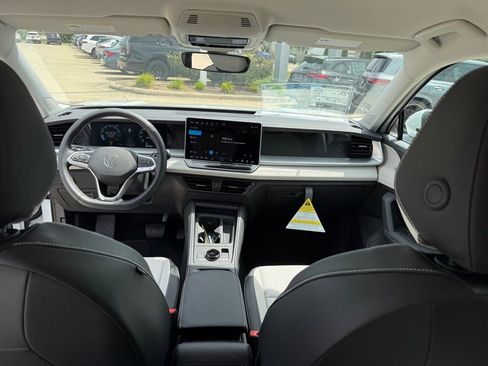 New 2025 Volkswagen Tiguan SE image 17