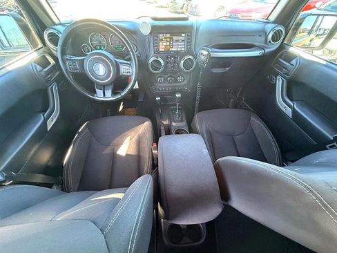 Used 2017 Jeep Wrangler Unlimited Rubicon w/ Connectivity Group image 23