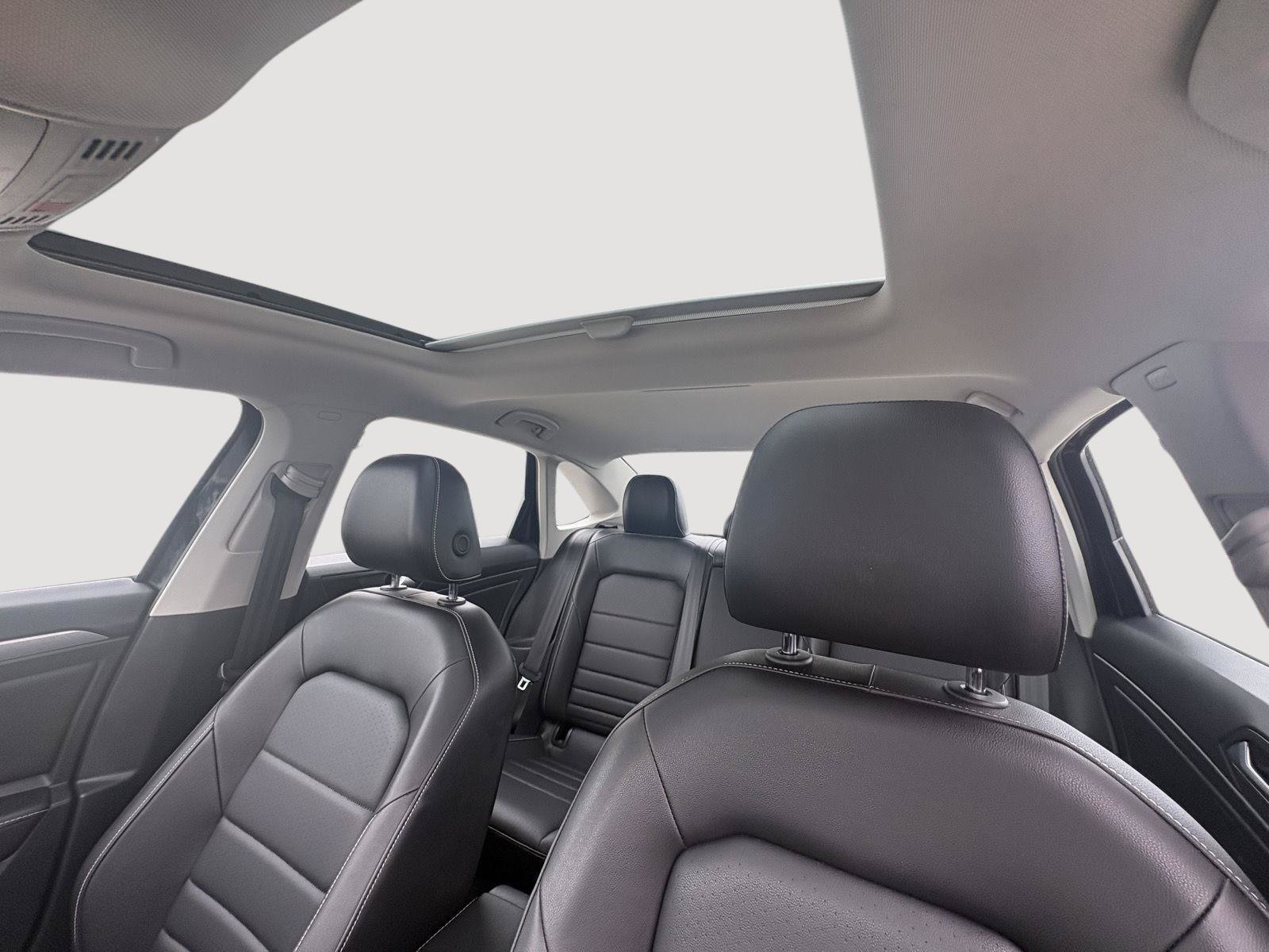 Certified 2022 Volkswagen Jetta SE w/ Panoramic Sunroof Package FWD image 5
