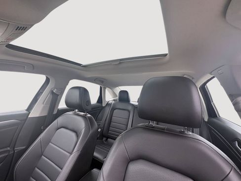Certified 2022 Volkswagen Jetta SE w/ Panoramic Sunroof Package FWD image 5