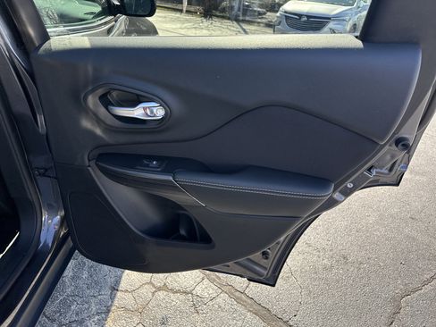 Used 2015 Jeep Cherokee Latitude w/ Comfort/Convenience Group image 18