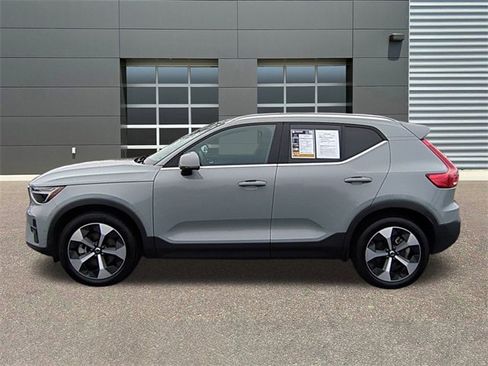 Used 2025 Volvo XC40 B5 Plus image 4