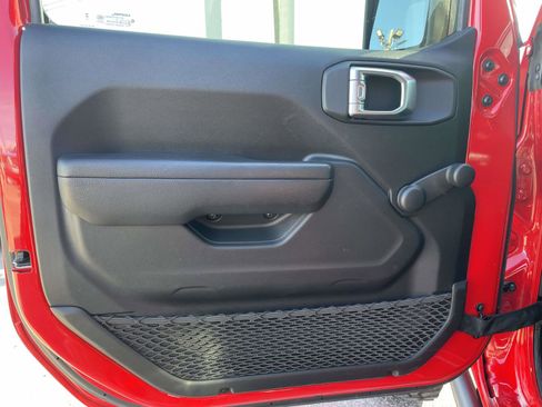 Used 2023 Jeep Gladiator Sport image 12