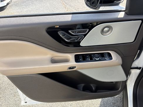 Certified 2023 Lincoln Aviator Reserve w/ Equipment Group 201A image 11