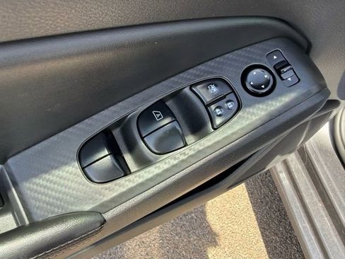 Used 2024 Nissan Altima 2.5 SV image 11