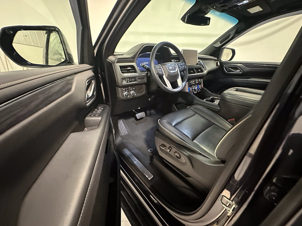 Used 2023 GMC Yukon SLT AWD/4WD image 3