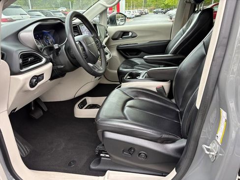 Used 2023 Chrysler Pacifica Touring-L FWD image 13
