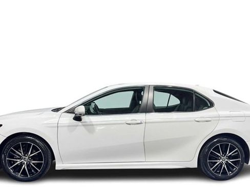 Used 2021 Toyota Camry SE w/ Convenience Package image 1